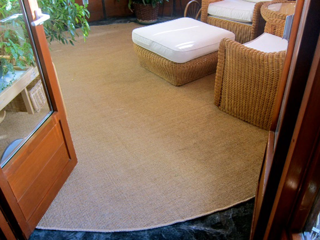 Tapete redondo de sisal com remate em festão