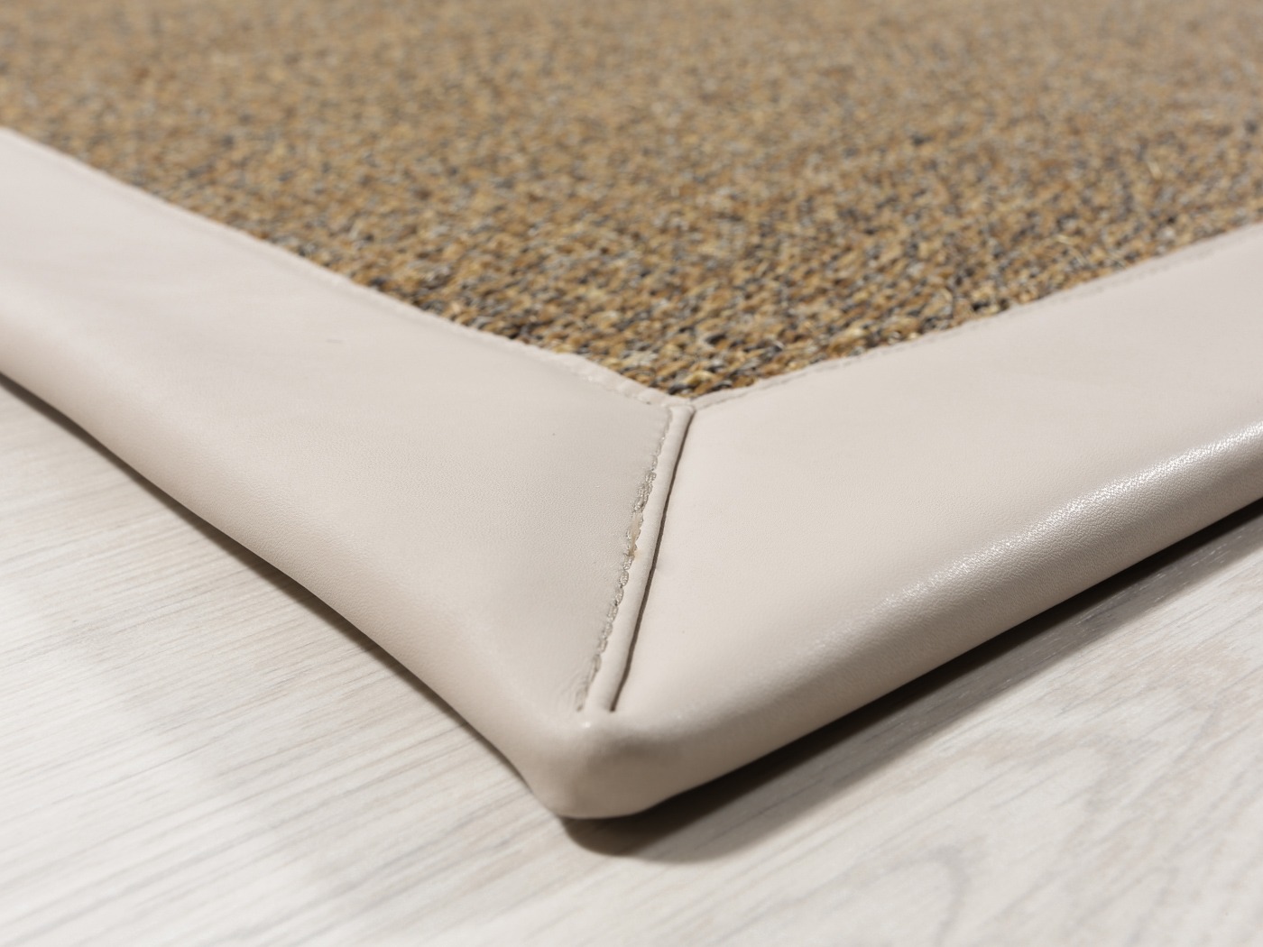 Tapete de sisal com cercadura de pele sintética Supra bege