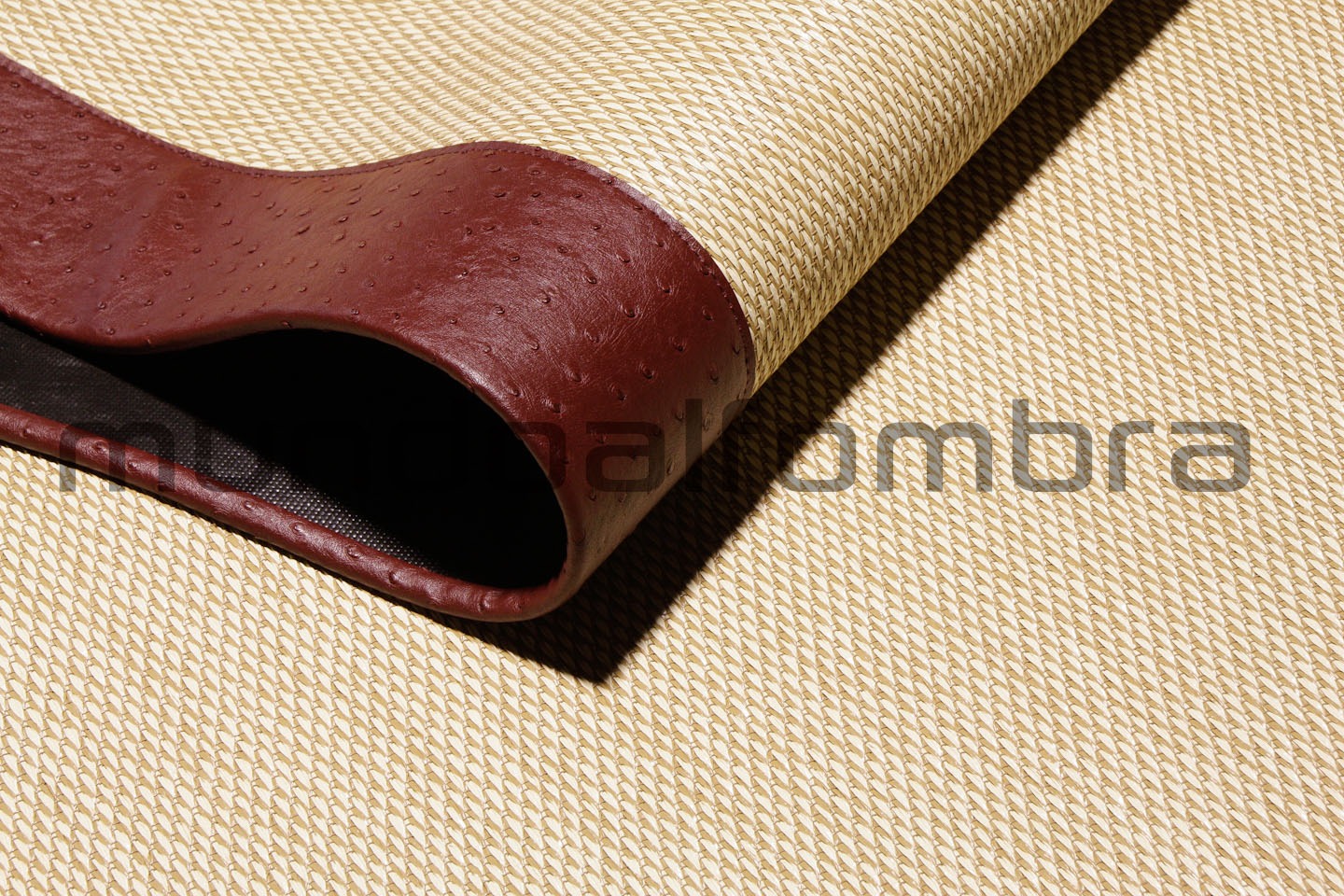 Tapete de vinil modelo Keeper com cercadura de pele sintética bordeaux