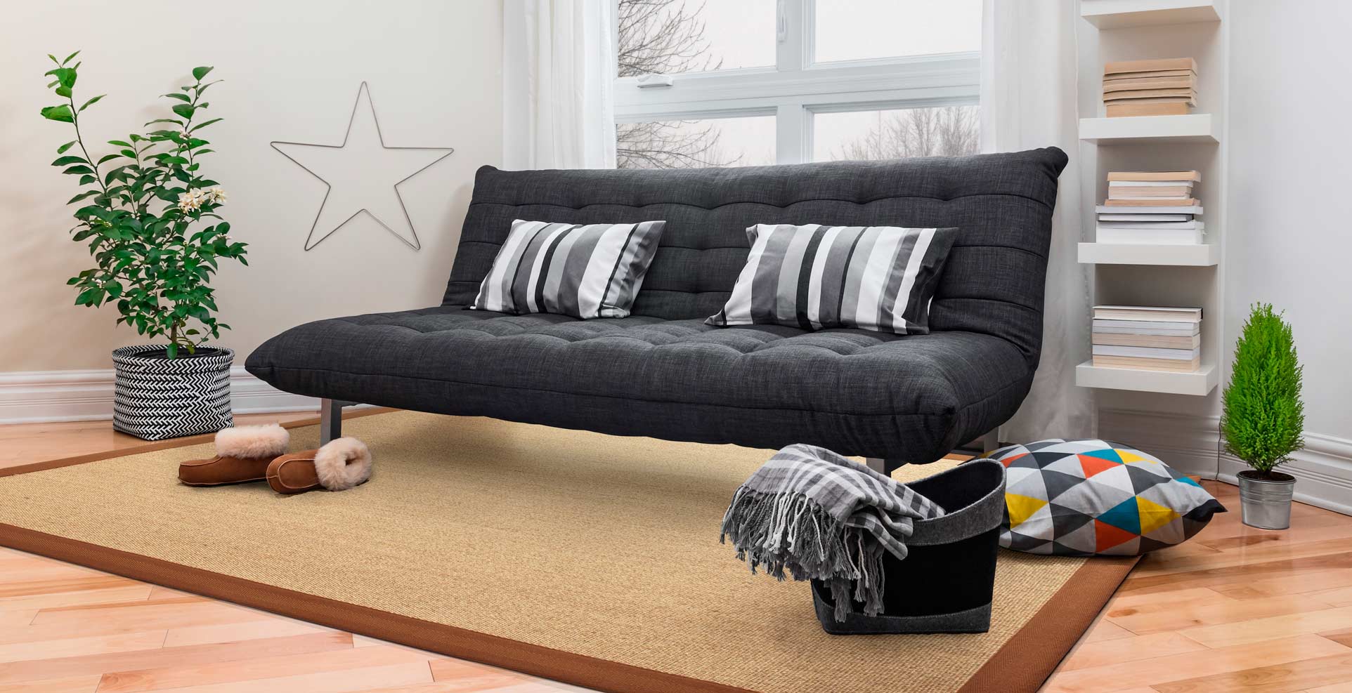 Sala de estar com tapete de sisal em tom tostado e cercadura castanha