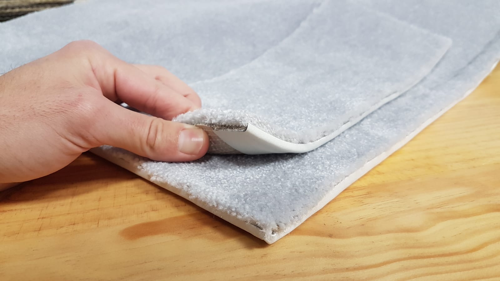 Bordo de tapete de pelo rematado com fita de canto da mesma cor