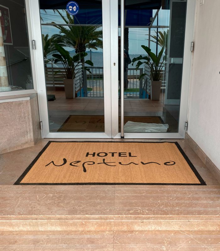 Capacho de fibra de coco com logótipo de hotel impresso