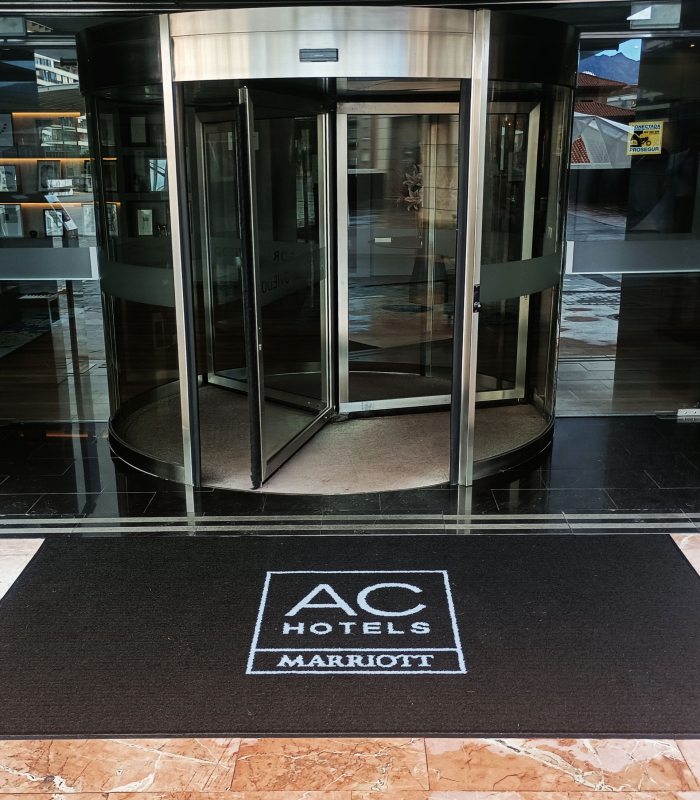 Capacho personalizado com logótipo à entrada de um hotel