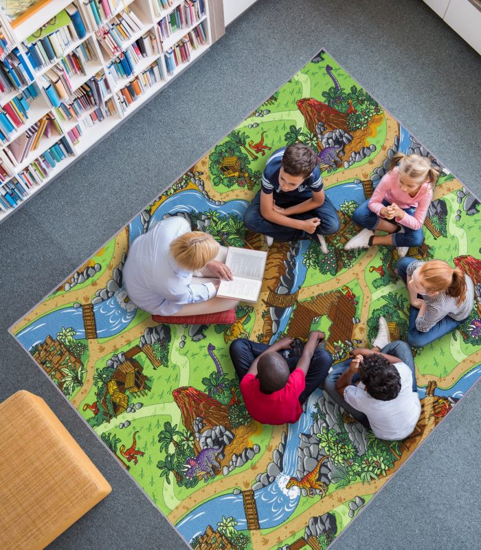 Tapete infantil com crianças a brincar